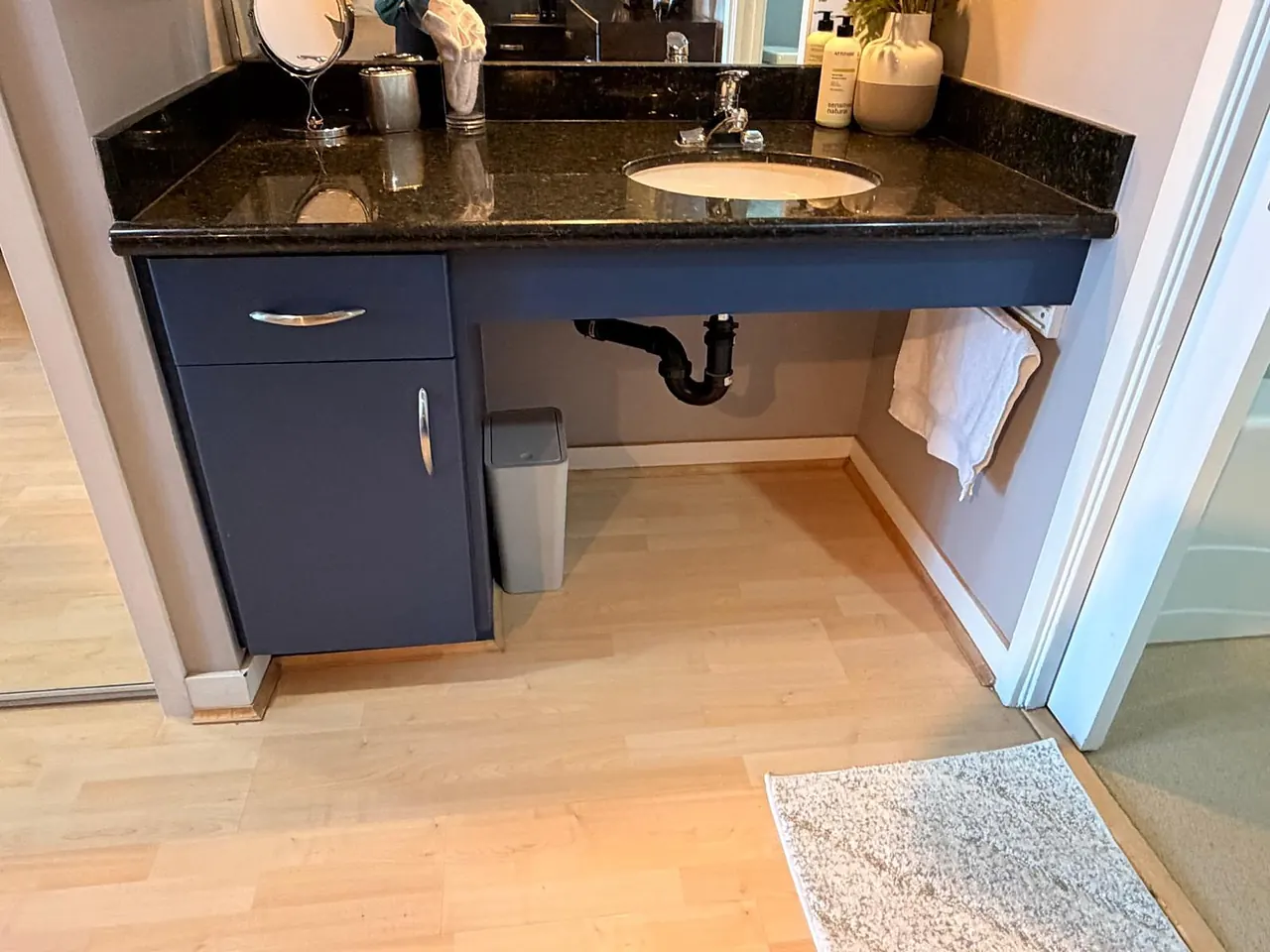 Ensuite vanity with open knee space below the sink